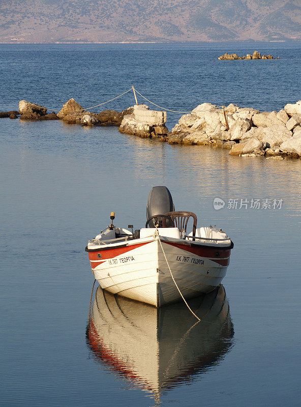 希腊科孚岛Agios Spiridon，小船在平静的泻湖水中倒映